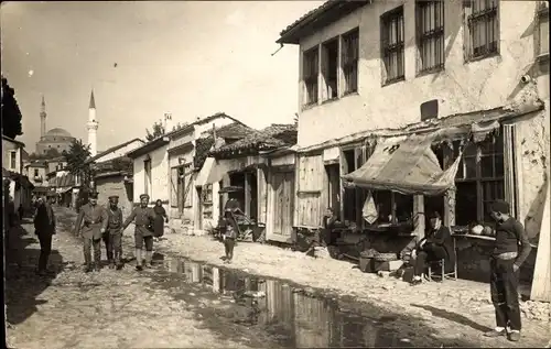 Foto Ak Prilep Mazedonien, Straßenpartie, Soldaten, Moschee