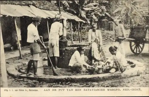 Ak Indonesisch, Am Brunnen eines batavischen Hauses