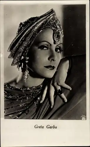 Ak Schauspielerin Greta Garbo, Portrait, Turban, Schmuck