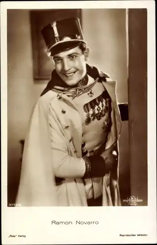Ak Schauspieler Ramon Novarro mit Kopfbedeckung, Portrait, Uniform