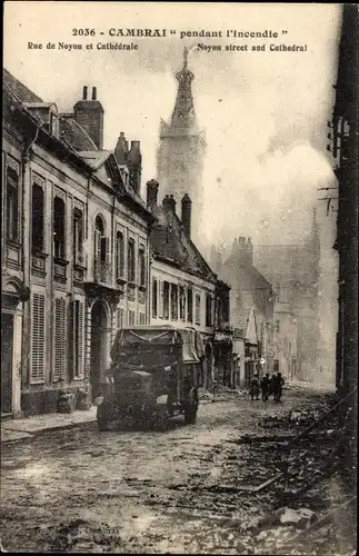 Ak Cambrai Nord, während des Brandes, Rue de Noyon und Cathedrale