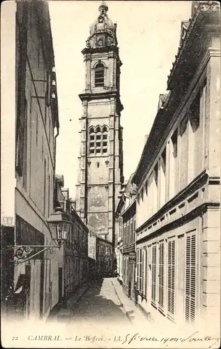 Ak Cambrai Nord, Le Beffroi, Straßenpartie mit Blick auf den Glockenturm