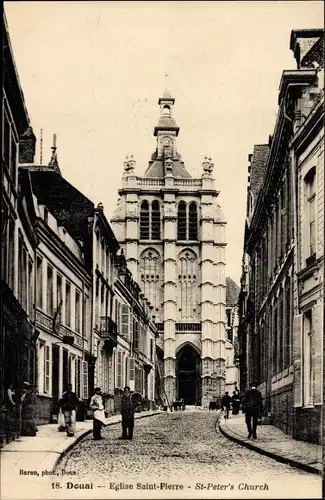 Ak Douai Nord, Eglise Saint Pierre, Straßenpartie mit Blick auf die Kirche, Passanten