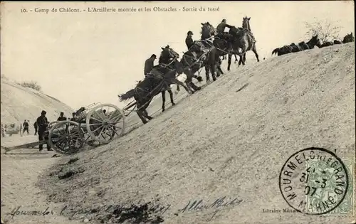 Ak Châlons Camp Mourmelon Camp Marne, berittene Artillerie und Hindernisse, Ausgang aus der Grube