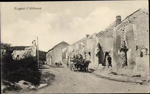 Ak Nogent-l'Abbess Marne, Straßenblick, zerstörte Häuser, Soldaten, Fuhrwerk