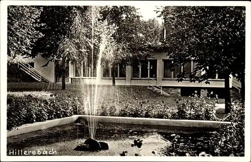 Ak Hirzenhain in Hessen, Hillersbach, Fachklinik, Garten, Springbrunnen