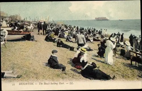 Ak Brighton East Sussex England, Strand mit Blick nach Osten