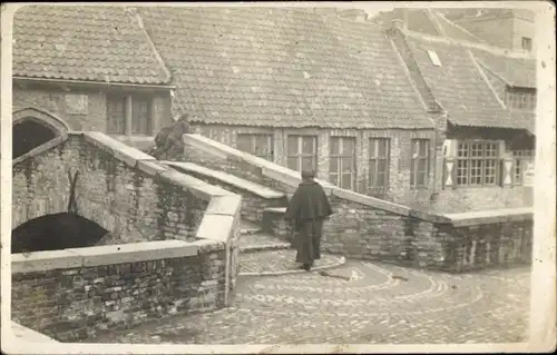 Foto Ak Bruxelles Brüssel, Pflastersteinbrücke, Passanten