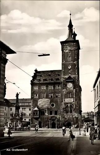 Ak Würzburg am Main Unterfranken, am Grafeneckart, Vierröhrenbrunnen, Rathaus, Personen, Gleise