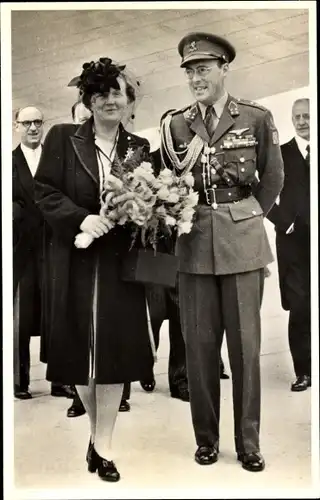 Ak Prinzessin Juliana der Niederlande, Prinz Bernhard, Flugplatz Cointrin, Genf, 1946