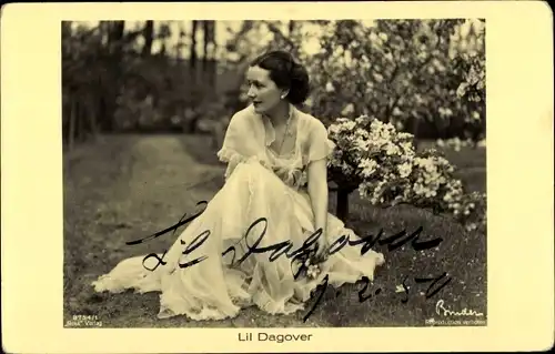 Ak Schauspielerin Lil Dagover, Portrait, Kleid, Garten, blühende Bäume, Autogramm