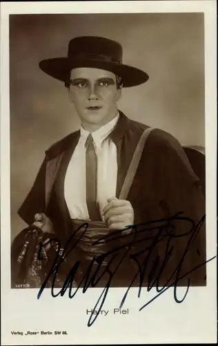 Ak Schauspieler Harry Piel, Portrait, Hut, Umhang, Ross 1377/2, Autogramm