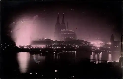 Foto Ak Köln am Rhein, Rheinpartie mit Blick auf Dom, Nachtaufnahme