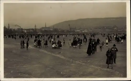 Ak Zürich Stadt Schweiz, Erinnerungen an die Zürichseegfrörne 1929, Eislauf, Spaziergänger