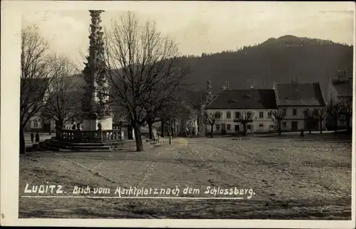 Ak Žlutice Luditz Region Karlsbad, Blick vom Marktplatz nach dem Schlossberg