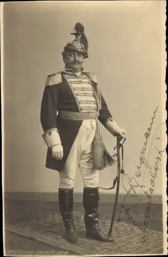 Foto Ak Portrait Sänger Fritz Bergmann, Tenor, "Der Mazurka-Oberst", Husaren-Uniform, Autogramm