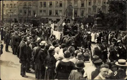 Foto Ak Hansestadt Lübeck, Fest, Festzug, Zuschauer