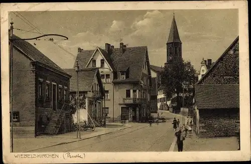 Ak Wiebelskirchen Neunkirchen im Saarland, Straßenpartie, Kirche