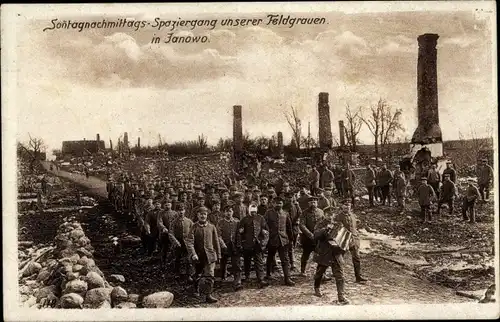 Ak Janowo Iwanken Ostpreußen, Sonntagnachmittagsspaziergang unserer Feldgrauen, dt. Soldaten 1. WK