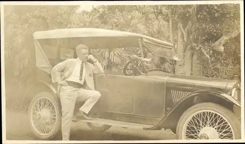 Foto Weltevreden Batavia Jakarta Indonesien, Niel Bakkes vor einem Automobil