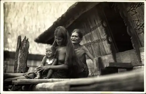 Foto Ak Indonesien ?, Frauen und Kind vor einem Haus, 1928
