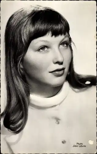 Ak Schauspielerin Marina Vlady, Portrait, Langes Haar