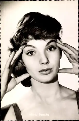 Ak Schauspielerin Maria Perschy, Portrait, Nasser Asphalt