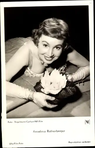 Ak Schauspielerin Anneliese Rothenberger, Portrait, Blume, Handschuhe, Film Fledermaus1955