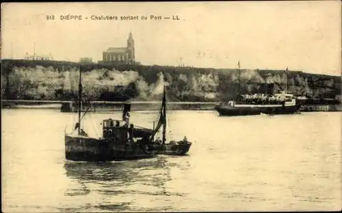 Ak Dieppe Seine Maritime, Chalutiers sorlant du Port