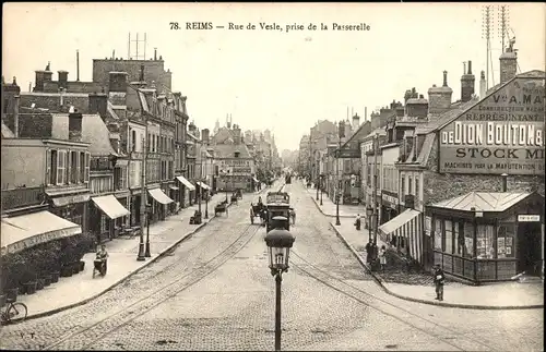 Ak Reims Marne, Rue de Vesle, prise de la Passerelle