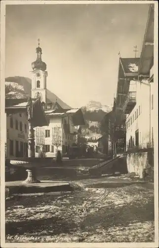 Foto Ak Oberaudorf am Inn Oberbayern, Straßenpartie, Brunnen, Kirche, Winter