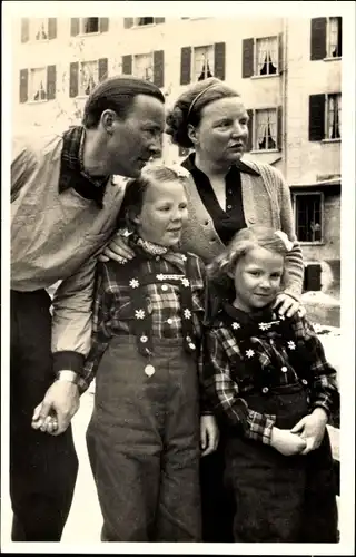 Ak Juliana der Niederlande, Prinz Bernhard, Prinzessinnen Beatrix, Irene, Zermatt 1947