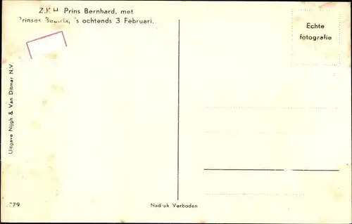 Ak Prinz Bernhard der Niederlande mit Prinzessin Beatrix im Arm