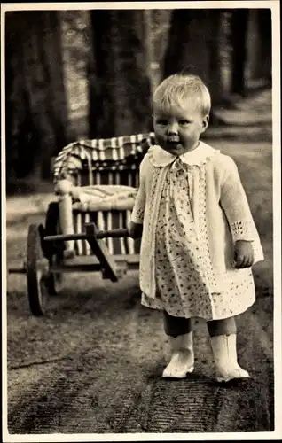 Ak Prinzessin Beatrix der Niederlande als Kleinkind mit Bollerwagen, August 1939