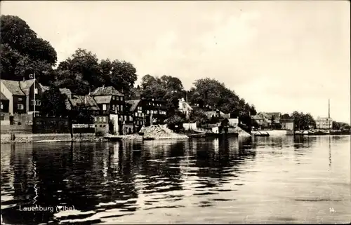 Ak Lauenburg an der Elbe, Partie auf der Elbe, Häuserreihe