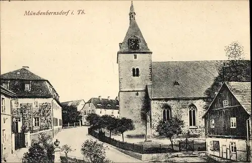 Ak Münchenbernsdorf in Thüringen, Straßenpartie, Wohnhäuser, Kirche