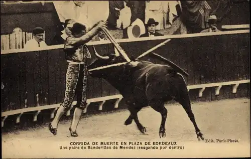 Ak Corrida de Muerte en Plaza de Bordeaux, Ein Paar Banderillas von Mendez