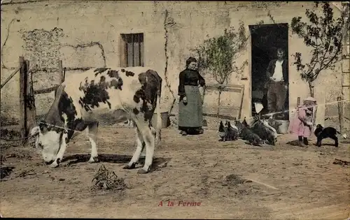 Ak Französischer Bauernhof, Ehepaar, Kind, Hühner, Kuh