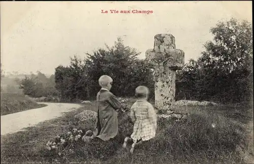 Ak Kinder beten vor dem Kreuz, Wiese, Blumen, Straße