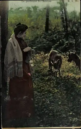 Ak Frau in französischer Tracht beim Stricken, Esel