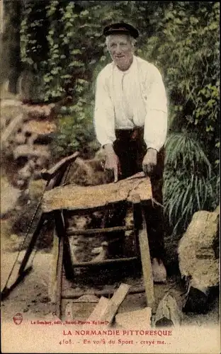 Ak Normandie, Mann in Tracht beim Sägen, Holzstück