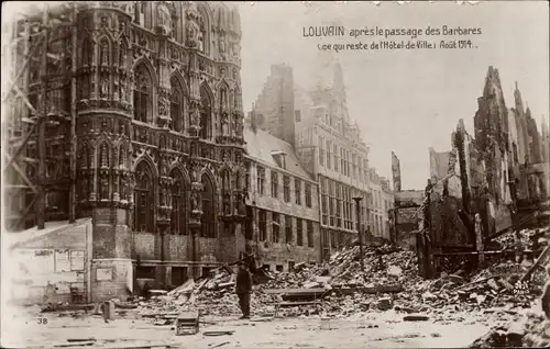 Ak Louvain Leuven Flämisch Brabant, apres le passage des Barbares, reste de l'Hotel de Ville, 1914