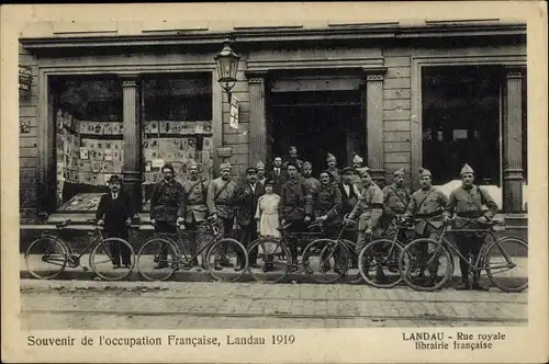 Ak Landau in der Pfalz, Rue royale, Französische Buchhandlung, französische Soldaten