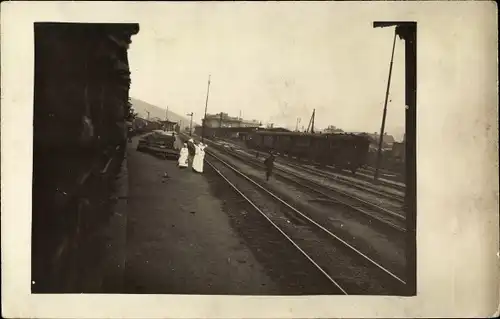 Foto Ak Wien, Bahnhof vor der Stadt, Gleisseite