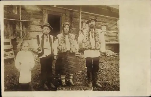 Foto Ak Rumänien, Familie in Volkstrachten