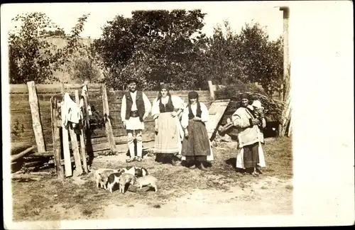Foto Ak Sebeș Mühlbach Rumänien, Mann und Frauen in Trachten, Ferkel