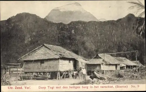 Ak Buru Boeroe Indonesisch, Dorf Togi mit dem heiligen Berg in der Ferne