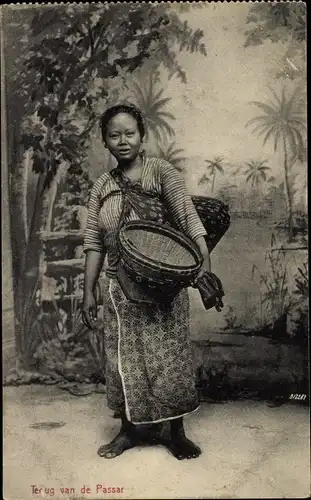 Ak Indonesien, Frau in Volkstracht, Korb, Asiatische Volkstypen