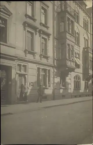 Foto Ak Karlsruhe in Baden, Wohnhaus, deutsche Soldaten