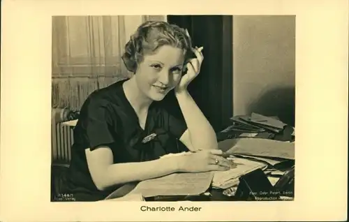 Ak Schauspielerin Charlotte Ander, Portrait, Zigarette